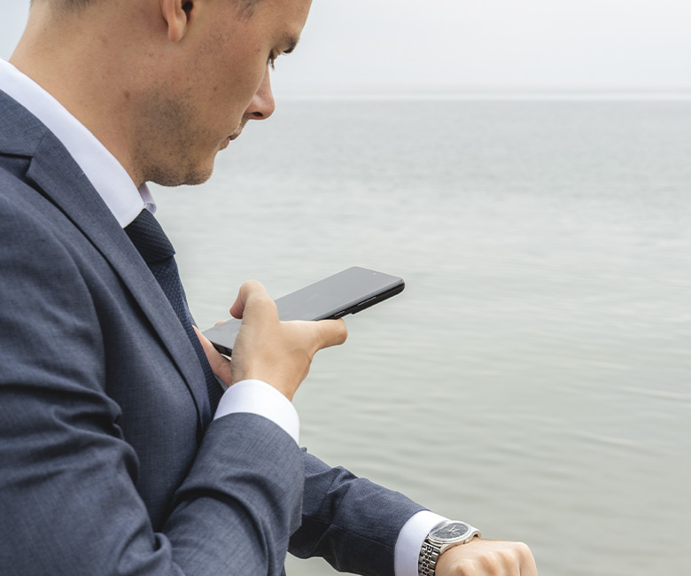 Mikkel robiący zdjęcie swojego zegarka