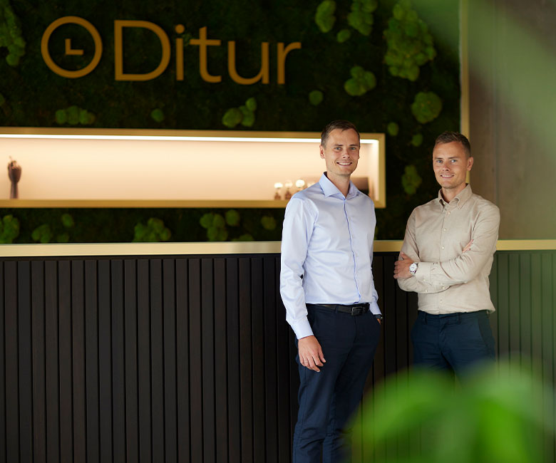 Kasper i Mikkel w sklepie Ditur w Hasselager