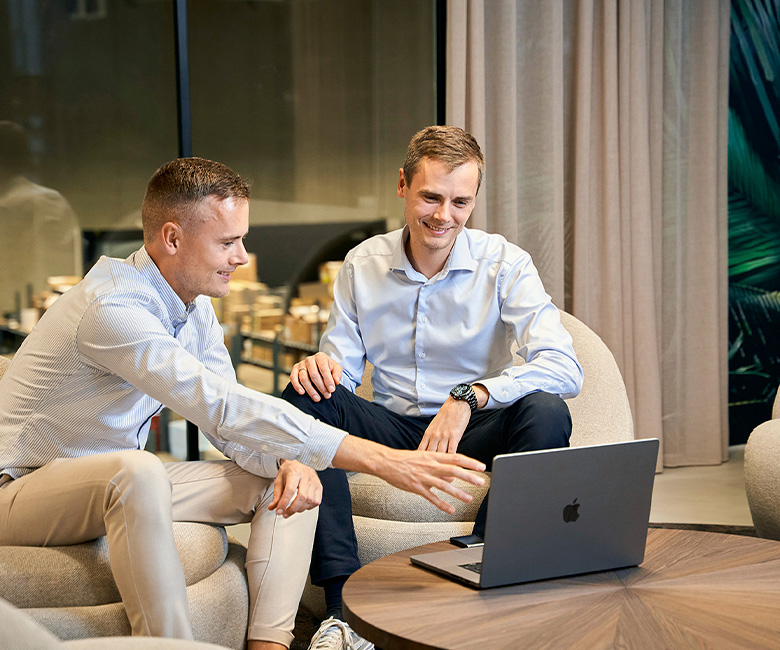 Kasper i Mikkel patrzący na komputer